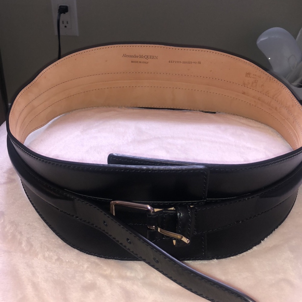 Sold Alexander McQueen belt, unfortunately too big on me now. - Picture 4 of 5